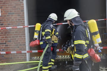 Köln: Explosion in Köln: Ein Mann wird schwer verletzt - Lagerhalle droht einzustürzen