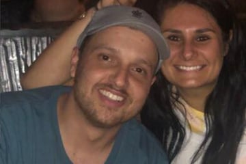 Frau findet Jahrbuch aus der 9. Klasse wieder und macht unerwartete Entdeckung