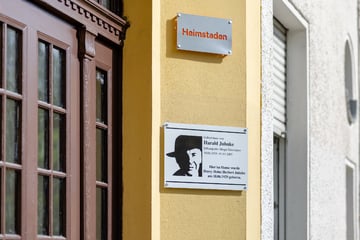 Berlin: Nach Zerstörung durch Vandalismus: Gedenktafel am Harald-Juhnke-Haus erstrahlt wieder im alten Glanz