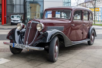 Chemnitz: Was macht der Oldtimer vor der Chemnitzer Sparkasse?