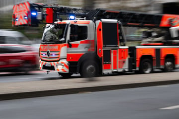 Müllbrand greift über: Bewohner muss ins Krankenhaus