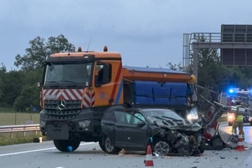 Unfall A7: Schwerer Unfall auf der A7: Auto kracht in Baustellenfahrzeug