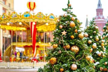 Weihnachtsbrauch sorgt für Zoff: "Christbaumloben" endet schmerzhaft