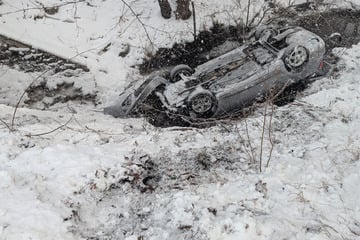 Seat landet kopfüber in Bach: Fahrerin hat Schutzengel an Bord