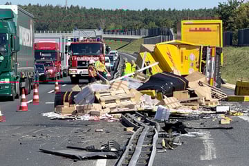 Unfall A3: Lkw kippt auf A3 um: Autobahn nach Unfall voll gesperrt, ein Mensch verletzt