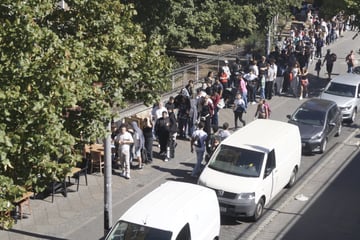 Berlin: Mega-Schlange in Berlin: Warum stehen die Menschen hier an?