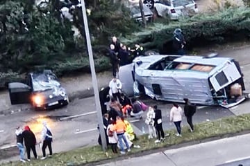 Sprinter überschlägt sich bei Crash auf Märkischer Allee: Sieben Verletzte