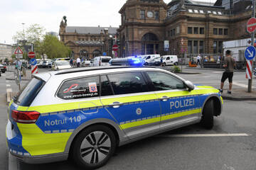Unfall im Bahnhofsviertel: Streifenwagen im Einsatz kracht mit Motorrad zusammen