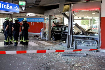 Car crashes into several windows in shopping center: Three people injured