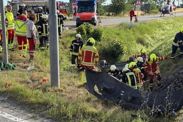 Im Einsatz bei Rot über die Ampel: Krankenwagen kracht an Kreuzung mit Ford zusammen