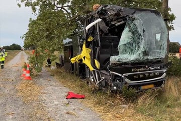 Reisebus kommt von Straße ab: Passagiere teils schwer verletzt