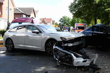 Schwerer Unfall mit zwei Verletzten: Mehrere Busse sitzen fest