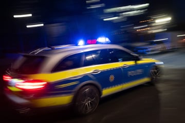 Flucht endet mit Baum-Crash: Teenie (17) ohne Fleppen rast über Rot