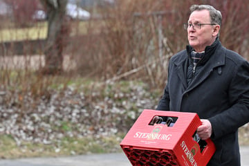 In Feierlaune? Ministerpräsident Ramelow schleppt Bierkasten vor dem Thüringer Landtag!