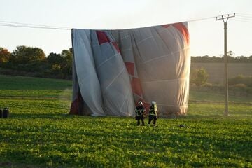 Ein lauter Knall und Feuer: Heißluftballon stürzt beim Landeanflug in Stromleitung!