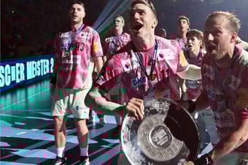 Diebstahl bei den Füchsen: Meisterschale aus Geschäftsstelle geklaut!