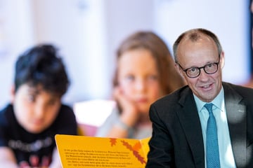 Kanzler Merz greift zum Kinderbuch: Lesestunde in Berliner Grundschule