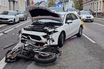 Chemnitz: Heftiger Motorrad-Unfall in Chemnitz: Biker schwer verletzt