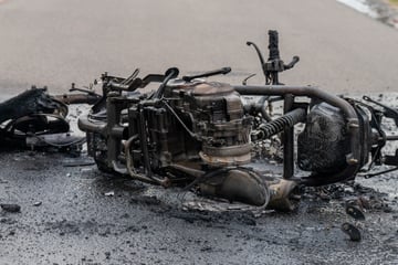 Schock für Moped-Fahrer in Sachsen: Roller komplett abgefackelt!