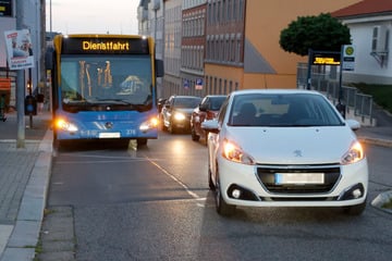 Unfall an Chemnitzer Bushaltestelle: Kind von Peugeot erfasst