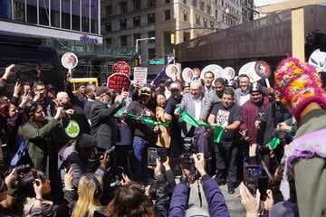 Zohran Mamdani and Chuck Schumer announce opening of first-ever deliverista hub in NYC