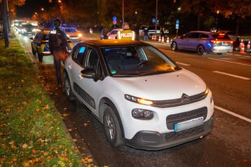 Citroen erfasst Radfahrer und schleudert ihn gegen Ford: Wer hat etwas gesehen?