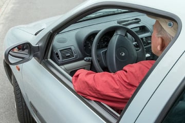 Rentner parkt quer auf der Straße, damit er nicht überholt wird