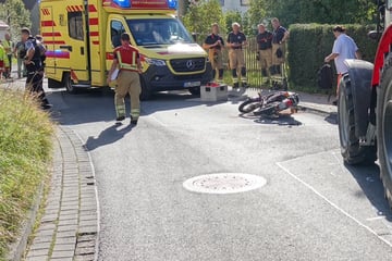 Simson-Fahrerin kollidiert mit Traktor, verletzt sich schwer