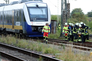 Regionalbahn schrammt an Güterzug entlang: Mehrere Verletzte