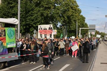 Leipzig: "Fridays for Future"-Demonstranten stoßen auf Fußballfans, Polizei muss eingreifen!