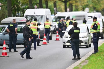 Berlin: Autofahrer gibt bei Kontrolle Gas: Drei Menschen bei rücksichtsloser Flucht verletzt