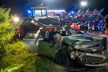 Auto kracht beim Überholen in abbiegenden Trecker: 19-Jähriger schwebt in Lebensgefahr