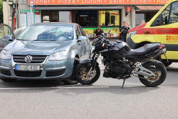 VW kracht mit Motorrad zusammen: Bikerin unter Schock