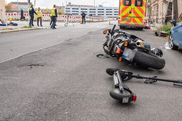 Horror-Unfall bei Kreuzung: Biker und E-Scooter-Fahrerin schwerst verletzt