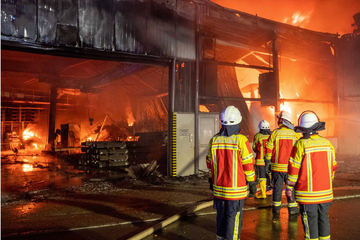 Explosiver Großbrand in Firma: Vier Feuerwehrleute verletzt