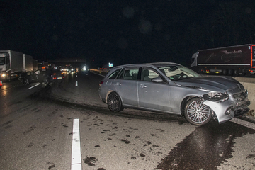 Unfall A8: Trümmerfeld auf A8: Mercedes verliert Kontrolle und kollidiert mit zwei VW!