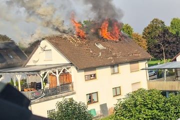 Dachgeschoss von Wohnhaus brennt lichterloh - mindestens 400.000 Euro Schaden
