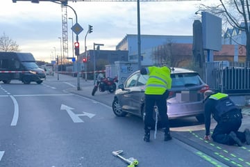 Schwere Kopfverletzungen: Biker versucht auszuweichen und knallt gegen Auto