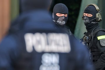 Axt-Schwinger bedroht Firmenmitarbeiter und kriegt Besuch vom SEK