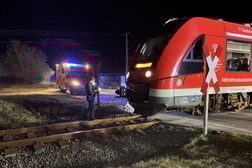 Auto rammt Personenzug: Schock bei Kind und Zugführer