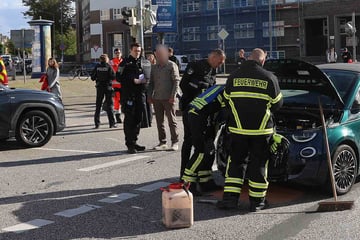 Mann übersieht Gegenverkehr: Zwei Verletzte, darunter ein Kleinkind