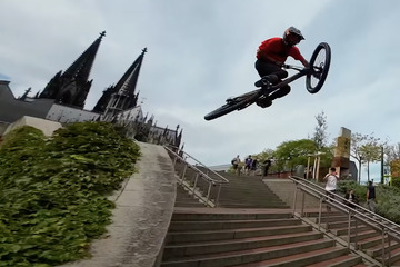 Urban Downhill in Köln: Fahrer mit spektakulären Szenen!