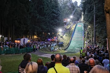 Chemnitz: Bei mehr als 20 Grad: Heute startet das traditionelle Skispringen unter Flutlicht in Chemnitz