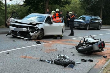Tödlicher Frontalcrash! Motorrad kracht in Kurve in entgegenkommendes Auto