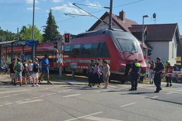 Senior an Bahnübergang erfasst und getötet: Mehr als 300 Fahrgäste im Zug