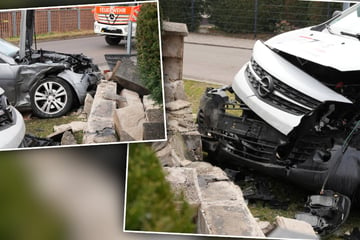 Kreuzungscrash im Leipziger Osten: Mercedes und Transporter fällen Mauer