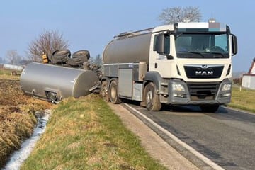 11.000 Liter Milch landen im Graben! Tanklaster verliert nach Unfall Ladung