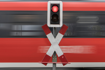 Rote Ampel missachtet: Autofahrer in Regensburg von Güterzug erfasst