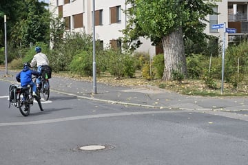 Vorfahrt missachtet und Sturz verursacht: Polizei sucht nach flüchtigem Autofahrer aus Leipzig