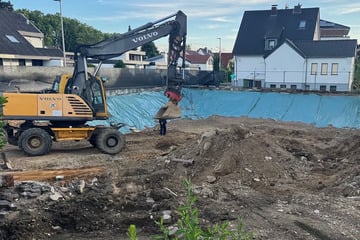 Bei Hausbau: Arbeiter in Grube verschüttet und in drei Metern Tiefe gefangen